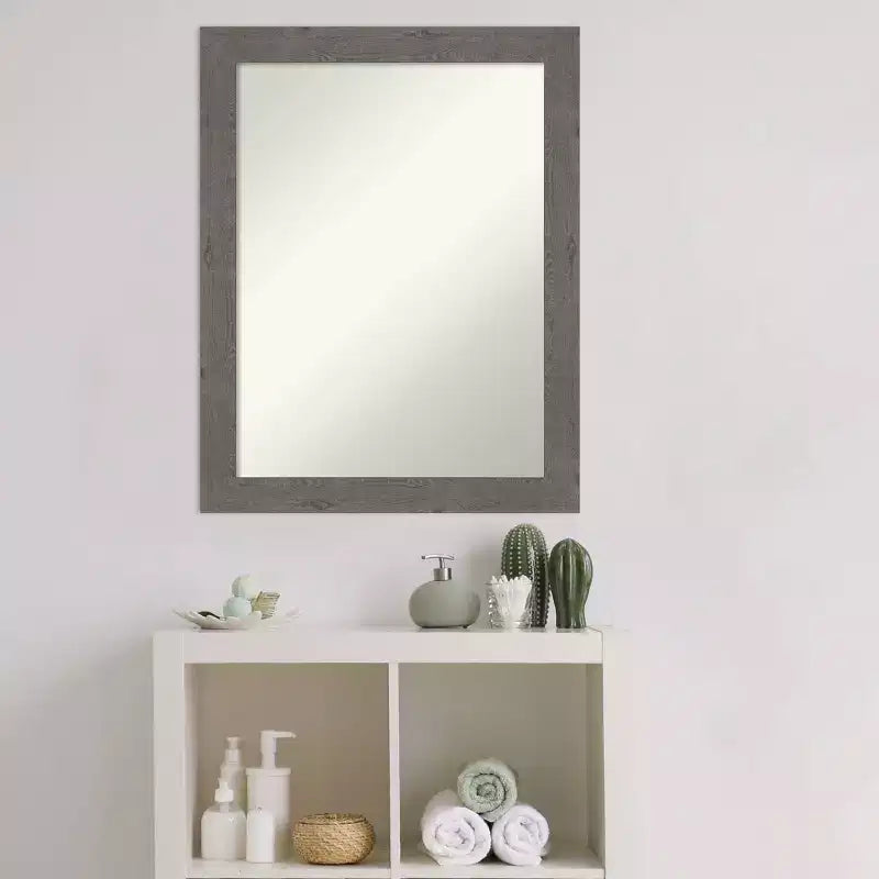 Espejo de pared de baño estrecho rústico de 22" x 28" sin bisel de tablones grises - Amanti Art