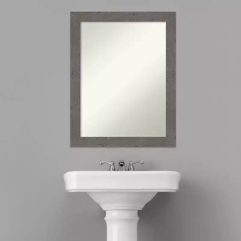 Espejo de pared de baño estrecho rústico de 22" x 28" sin bisel de tablones grises - Amanti Art