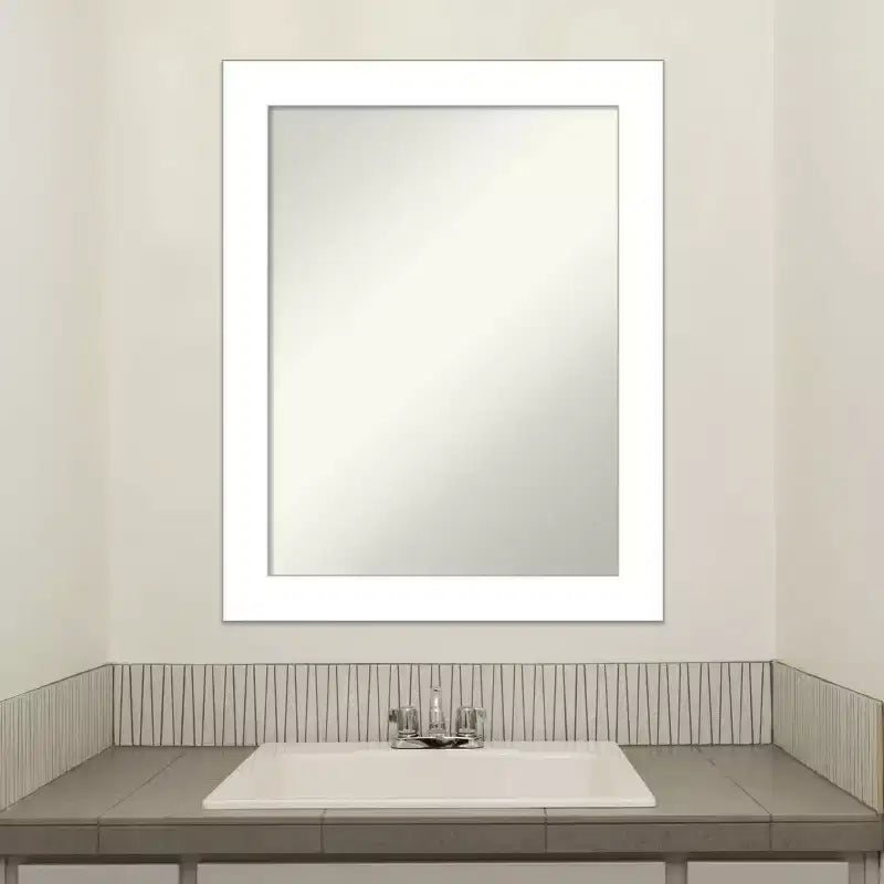 Espejo de pared blanco sin bisel de 22" x 28" para baño - Amanti Art: Rectangular moderno, incluye accesorios de montaje