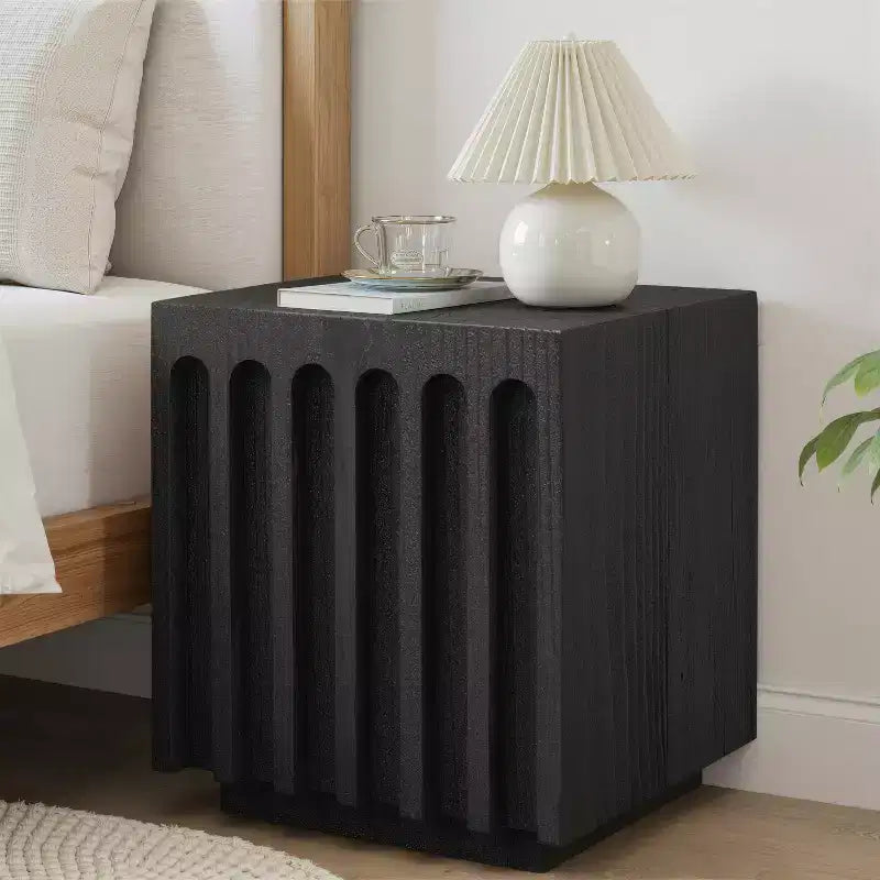 Mesa auxiliar de madera de pino macizo estriado, textura natural de tronco de árbol, negra, capacidad de 90 kg