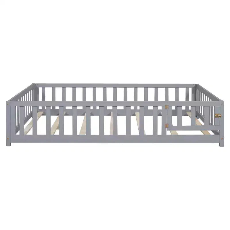 Cama de Plataforma de Piso de Tamaño Completo de Contrachapado con Valla y Puerta para Niños, Marco de Cama Montessori Gris