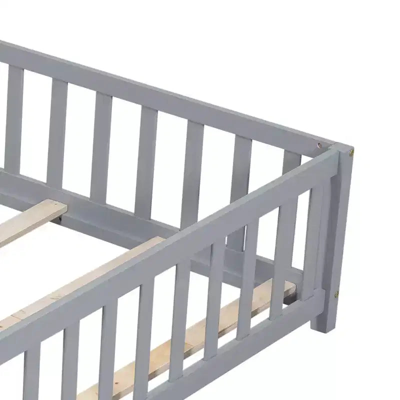 Cama de Plataforma de Piso de Tamaño Completo de Contrachapado con Valla y Puerta para Niños, Marco de Cama Montessori Gris