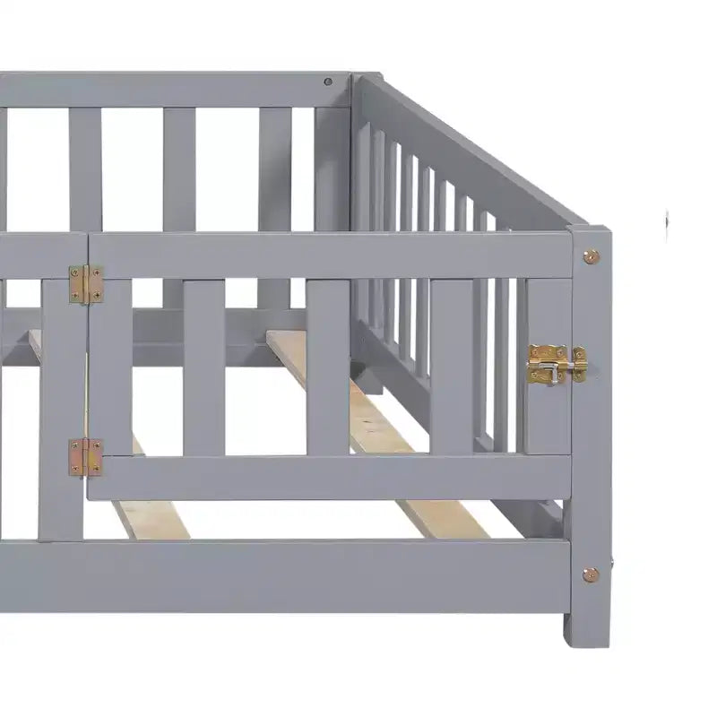 Cama de Plataforma de Piso de Tamaño Completo de Contrachapado con Valla y Puerta para Niños, Marco de Cama Montessori Gris