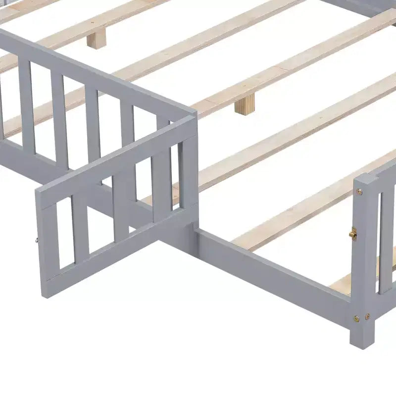 Cama de Plataforma de Piso de Tamaño Completo de Contrachapado con Valla y Puerta para Niños, Marco de Cama Montessori Gris
