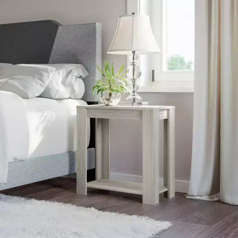 Mesa de Noche de Madera Estilo Artesanal con Estantes y Almacenamiento, Enchapado en Madera de Granero, 23.6" An. x 23.6" Al.