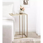 Mesa auxiliar en C Modern Glam con tapa de mármol blanco y estructura de metal dorado, 26.5" de alto