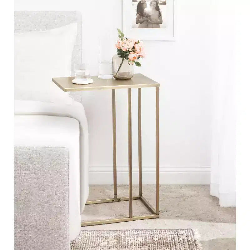 Mesa auxiliar en C Modern Glam con tapa de mármol blanco y estructura de metal dorado, 26.5" de alto