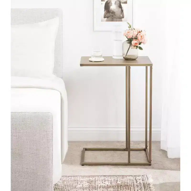 Mesa auxiliar en C Modern Glam con tapa de mármol blanco y estructura de metal dorado, 26.5" de alto