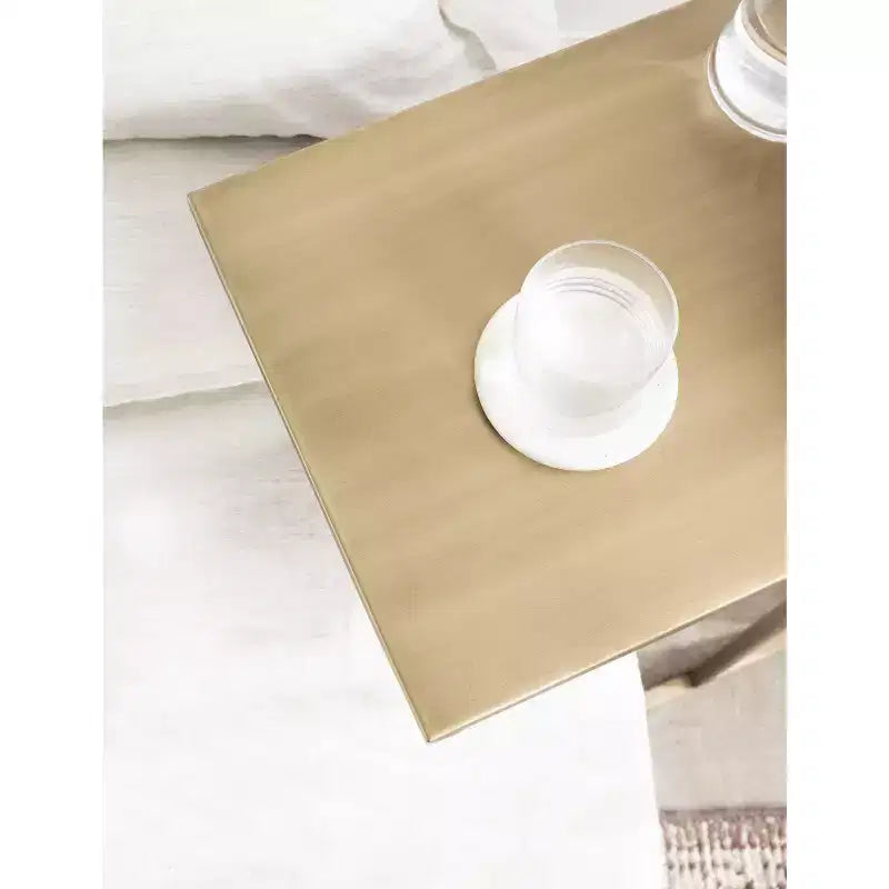 Mesa auxiliar en C Modern Glam con tapa de mármol blanco y estructura de metal dorado, 26.5" de alto