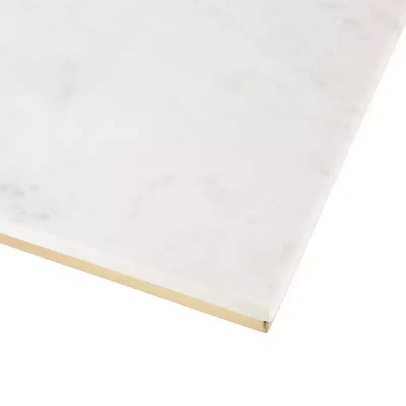 Mesa auxiliar en C Modern Glam con tapa de mármol blanco y estructura de metal dorado, 26.5" de alto