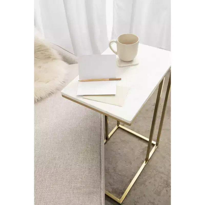 Mesa auxiliar en C Modern Glam con tapa de mármol blanco y estructura de metal dorado, 26.5" de alto