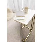 Mesa auxiliar en C Modern Glam con tapa de mármol blanco y estructura de metal dorado, 26.5" de alto