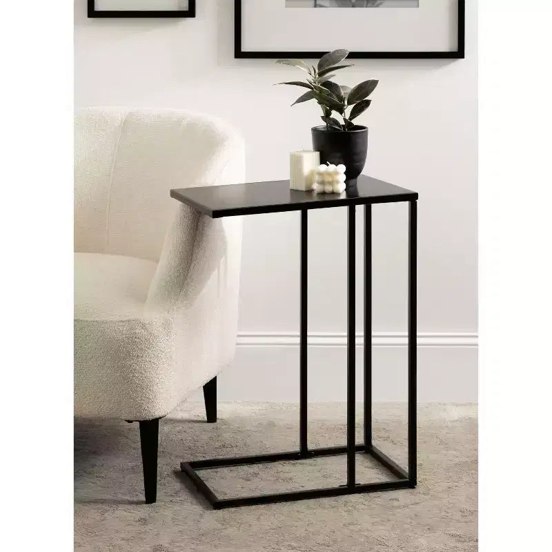 Mesa auxiliar en C Modern Glam con tapa de mármol blanco y estructura de metal dorado, 26.5" de alto