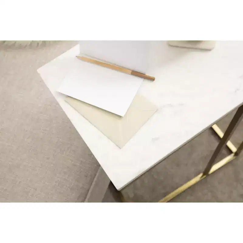 Mesa auxiliar en C Modern Glam con tapa de mármol blanco y estructura de metal dorado, 26.5" de alto